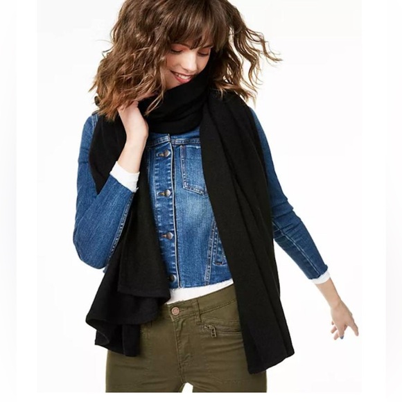 C by Bloomingdale's Cashmere
100% Cashmere Travel Wrap 
New with tags - Picture 2 of 5